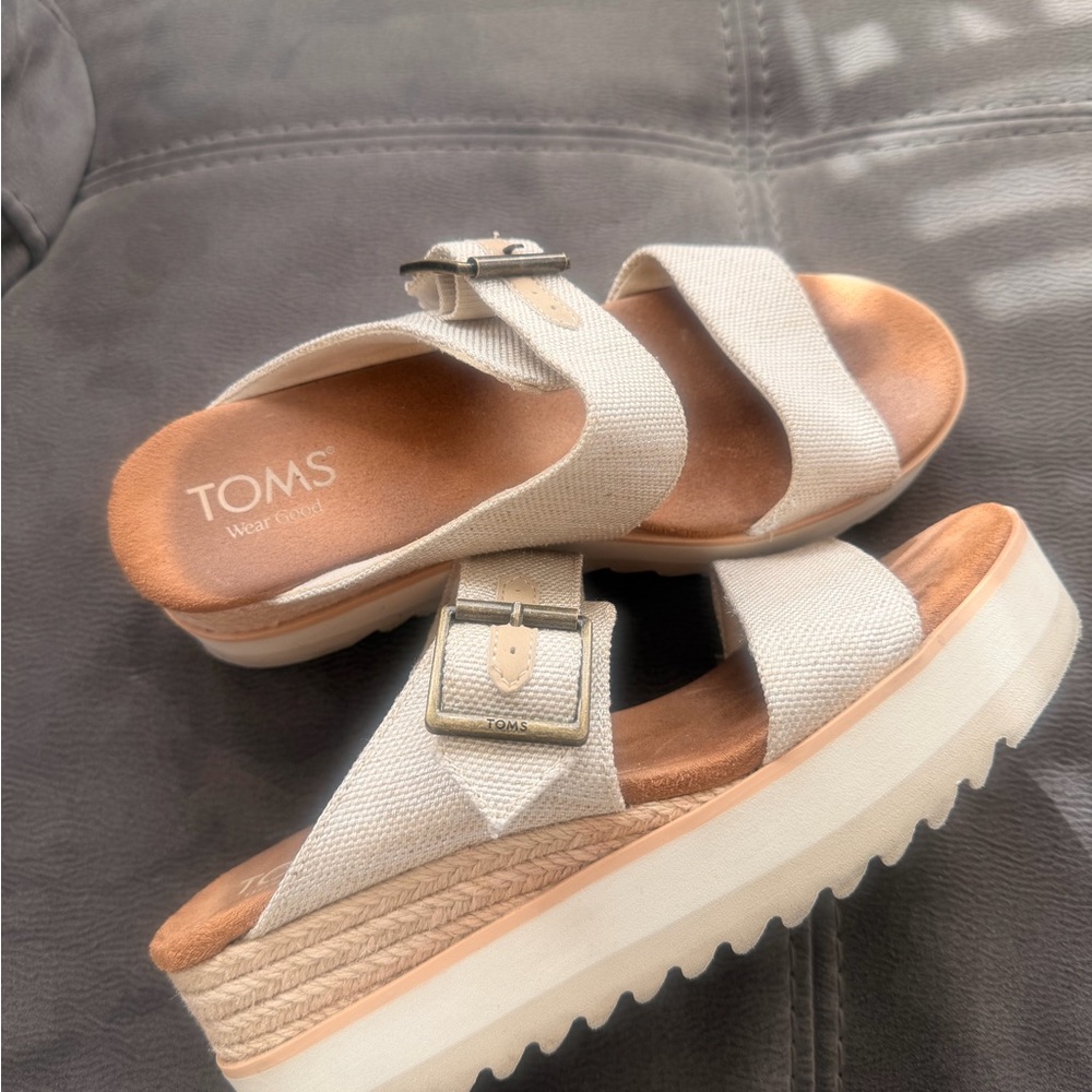 TOMS Women's Tan and Cream Sandals